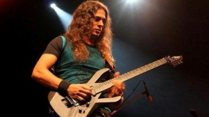Kiko Loureiro lança série de vídeos sobre “Viver de Música”