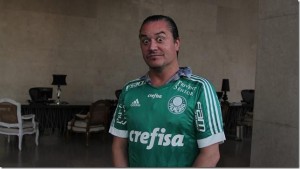 Palmeiras homenageia vocalista do Faith No More