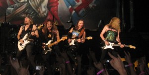 Guitarra com autógrafos do Iron Maiden será rifada em Belo Horizonte