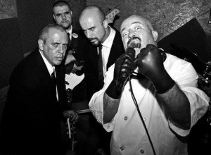 Garotos Podres disfarçados de “O Satânico Dr. Mao e os Espiões Secretos” no Roça ‘n’ Roll