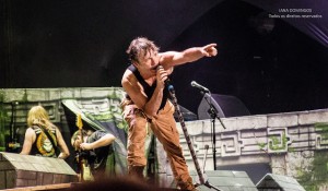 Bruce Dickinson se indigna com fã que não largava celular durante show. Veja vídeo!