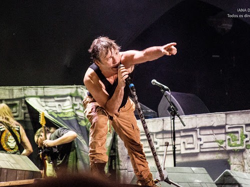 Bruce Dickinson se indigna com fã que não largava celular durante show. Veja vídeo!