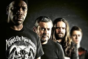 Outlanders: confirmada no tributo ao Sepultura, fase Derick Green