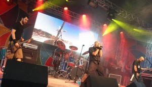 Muqueta Na Oreia divulga fotos de performance em festival realizado em SP