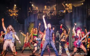 Alírio Netto e elenco do “We Will Rock You” encerram musical com “The Show Must Go On”