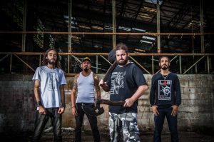 Chaos Synopsis: “a gente se diverte demais, somos uma banda de estrada”