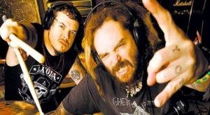 Max e Iggor Cavalera comemoram 20 anos de álbum do Sepultura com turnê latina
