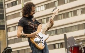 Lennon Fernandes: multi-instrumentista lança videoclipe solo de “Fios Elétricos”
