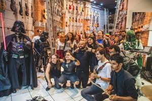 Guilherme Costa: cultura Geek e Metal em videoclipe “Come on and Play”