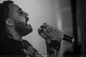 Leandro Caçoilo: vocalista lança lyric vídeo de “Hot Mama” com a banda Lou Herr