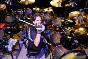 Aquiles Priester anuncia novo ônibus personalizado para turnês no Brasil! Veja como ficou!