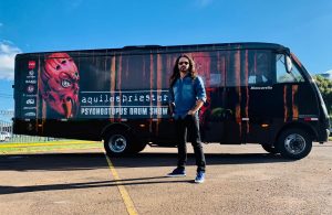 Aquiles Priester recebe ônibus customizado na fábrica da Mascarello para turnê do Hangar