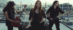 Em novo clipe, Lyria mostra a harmonia entre o gótico e a paisagem do Rio
