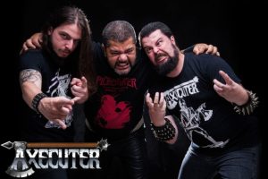 Axecuter: Resenha do álbum Surrounded By Decay