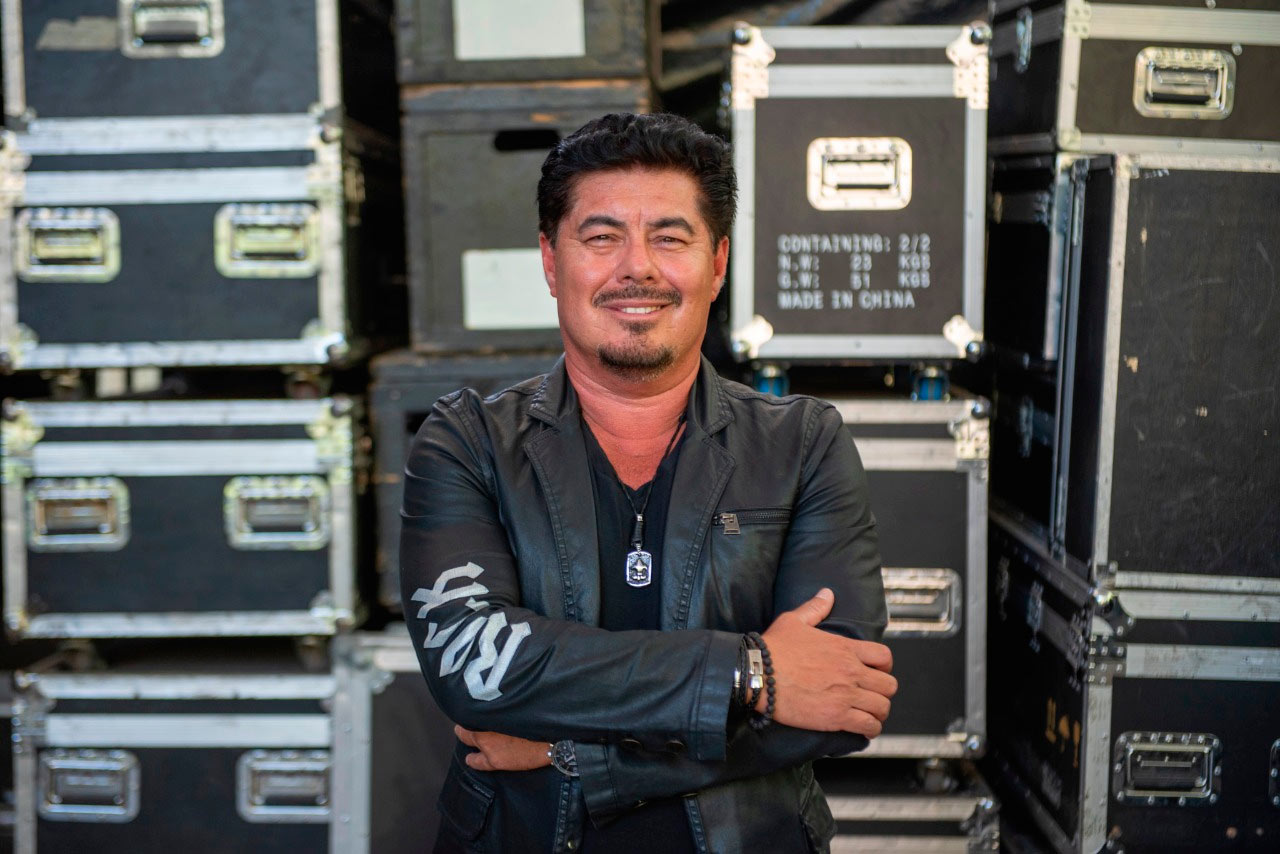 Paulo Baron revela relíquias do rock em vídeos nas redes sociais e exibe guitarras raras marcadas por encontros com lendas