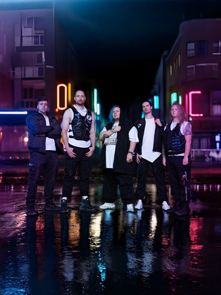 CAUGHT IN A MIRROR anuncia álbum de estreia, Neoncore, com lançamento previsto para maio pela Bleeding Nose Records