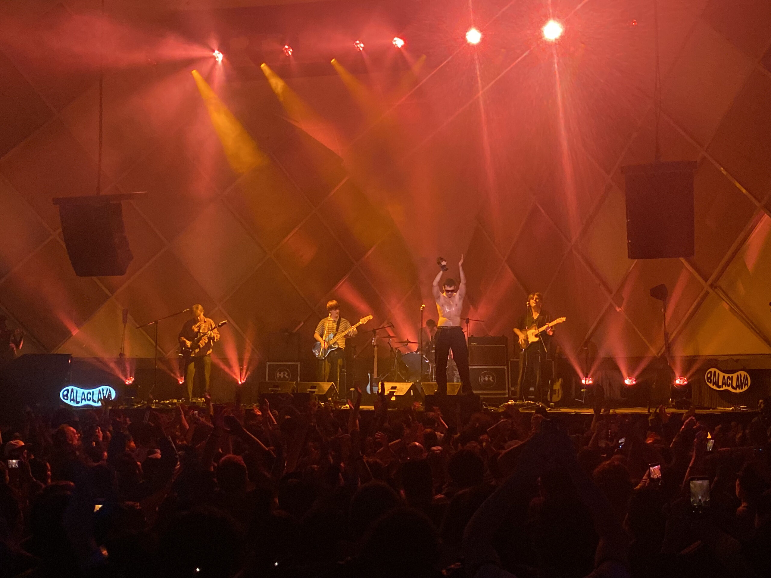 Shame entrega show explosivo no Cine Joia e fortalece laços com o Brasil