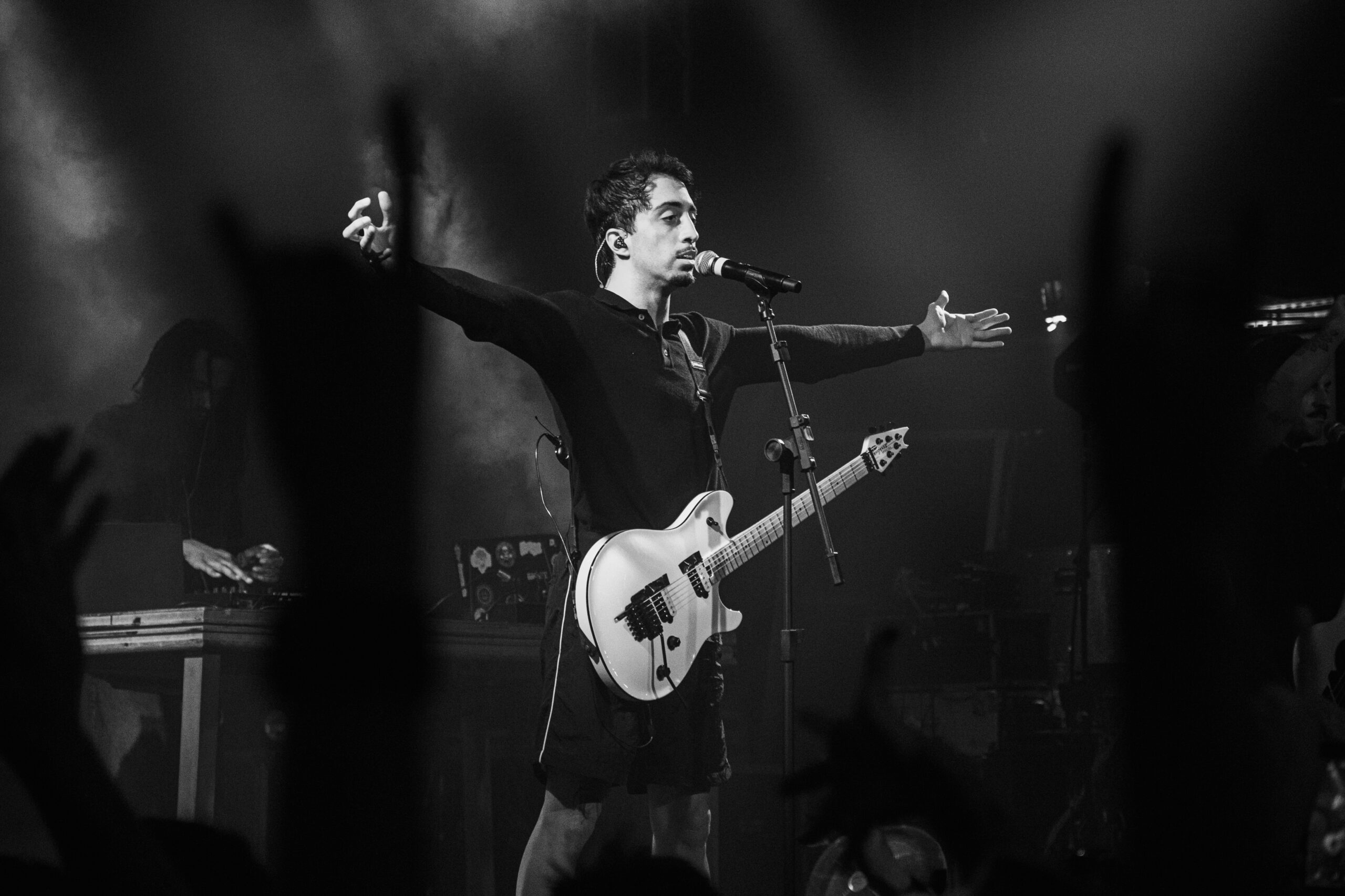 Lucas Inutilismo lança videoclipe de “E Se?” sobre o lado mais vulnerável do rock pesado