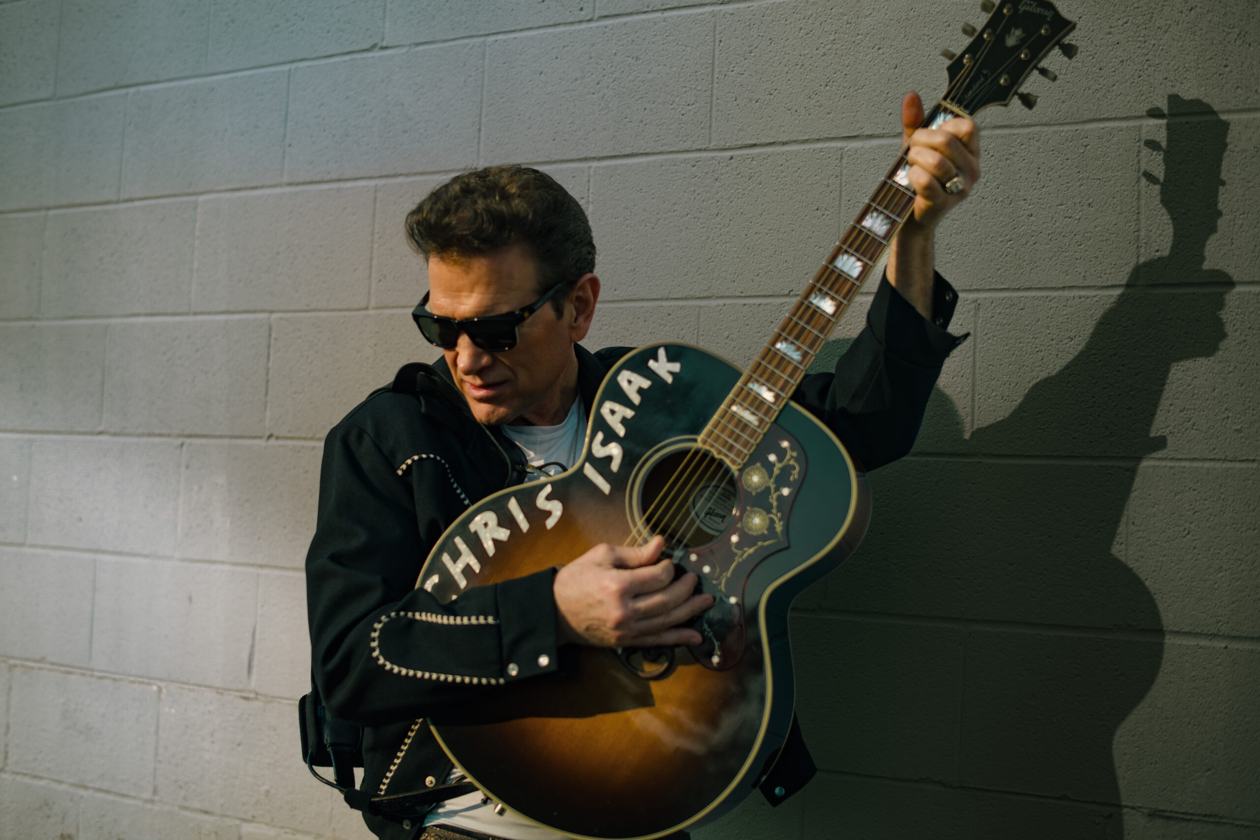 Chris Isaak, um dos mais aguardados do Best os Blues and Rock em novembro, ganha destaque na nova campanha da Gucci
