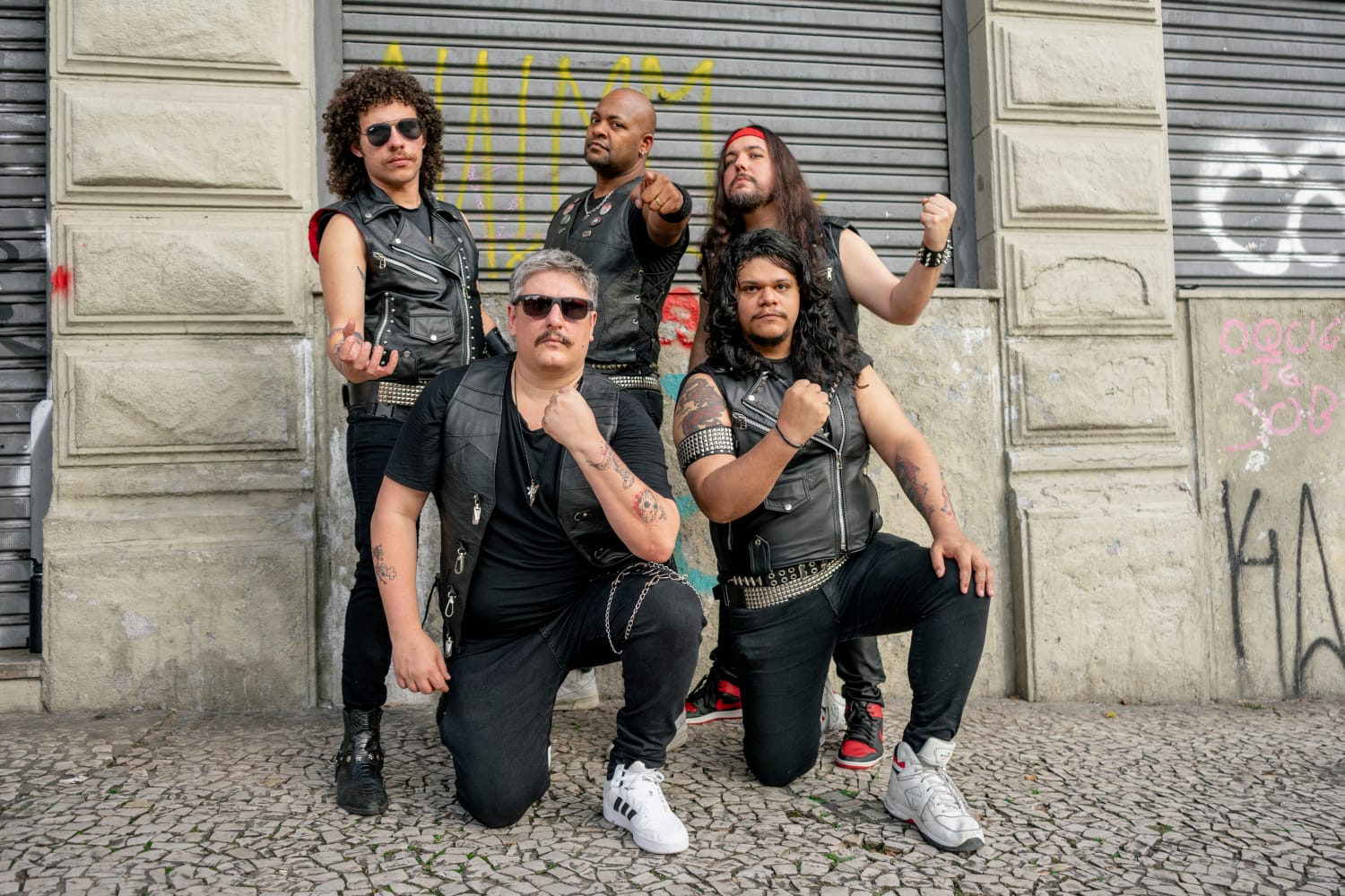 Armadilha homenageia lendas do heavy metal brasileiro no clipe de “Velhos e Eternos”