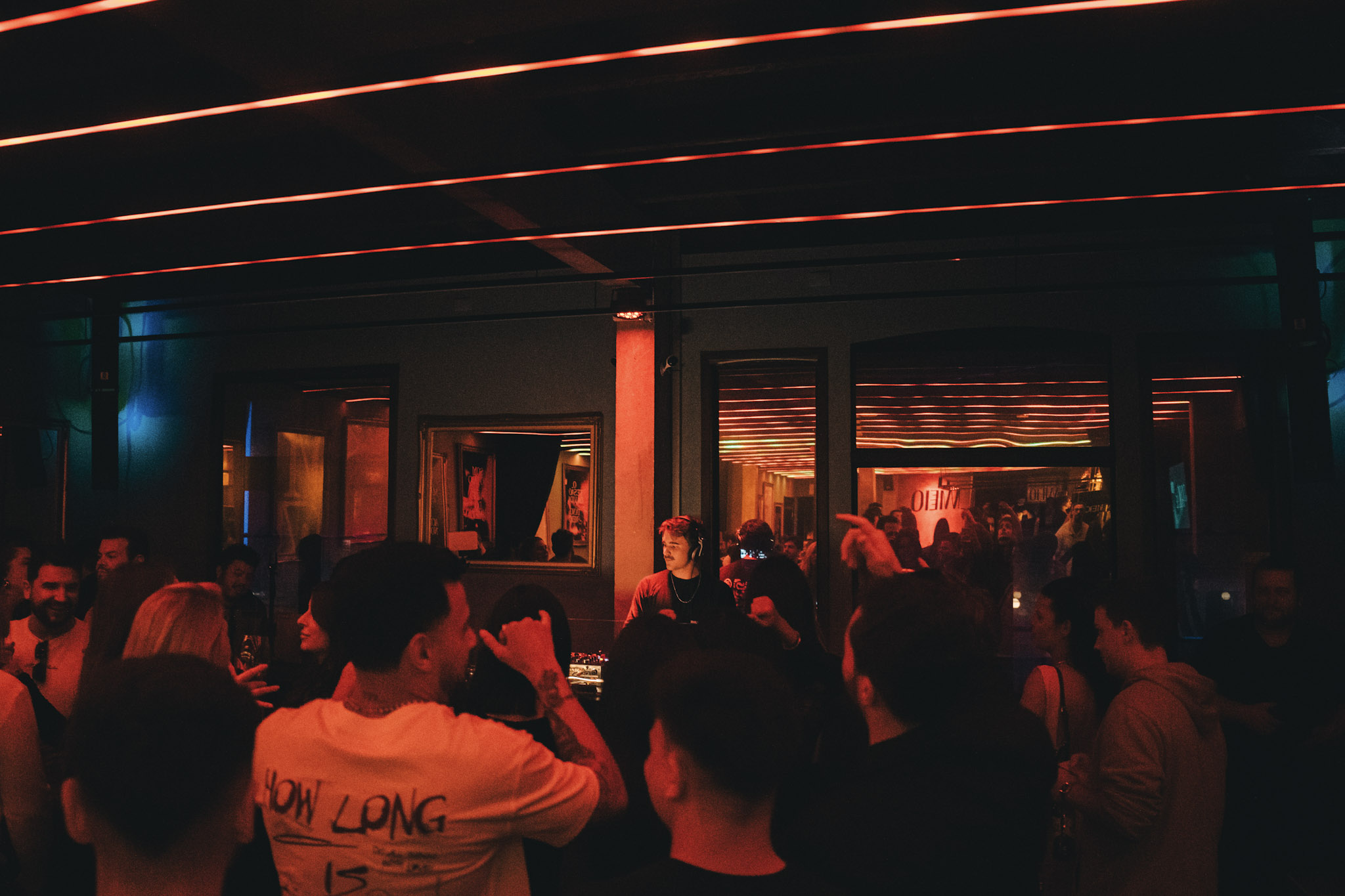 Meio recebe integrantes de NX Zero, Capital Inicial e Glória em noite que celebra a geração do rock dos anos 2000 em Curitiba