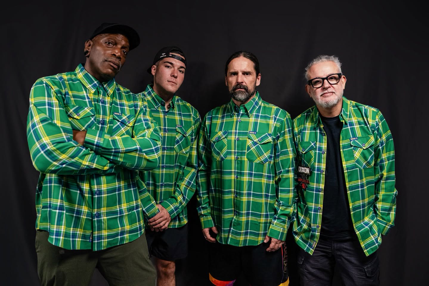 Sepultura lança camisa de flanela comemorativa dos seus 40 anos com as cores da bandeira do Brasil