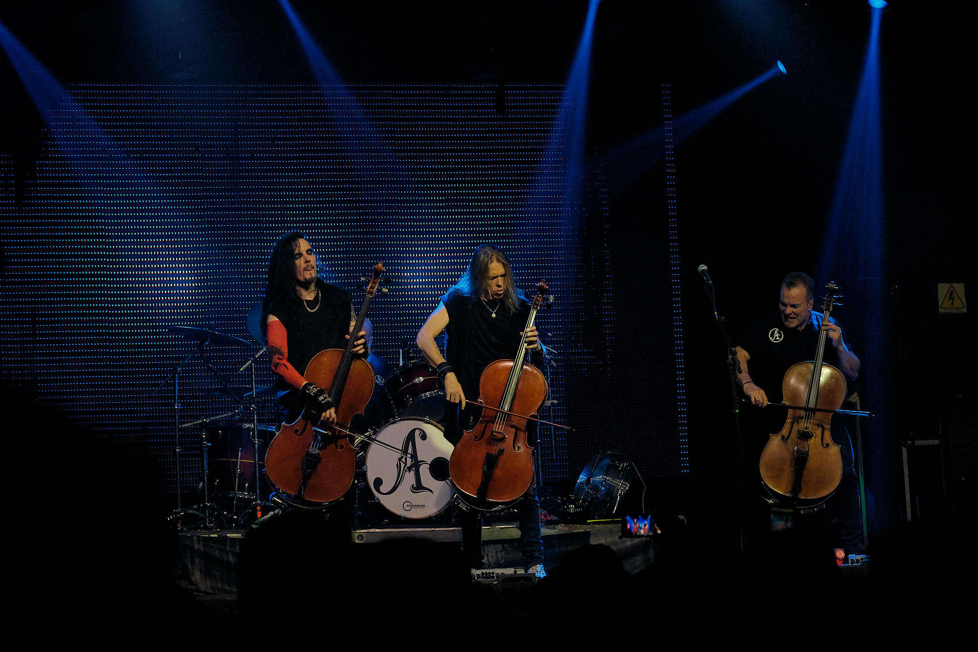 Apocalyptica prova que o heavy metal vai além das guitarras em show dedicado ao Metallica